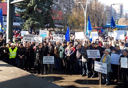 Nekoliko hiljada penzionera na protestima u Zenici - traže povećanje penzija od 10 posto